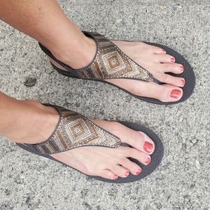 Like new! Skechers Yoga Foam meditation sandals